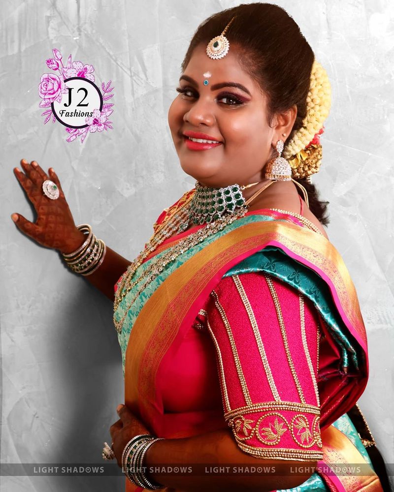 அளவான மேக்கப், புடவை, நகைகள் என க்யூட் லுக்கில் இருக்கு புகைப்படங்களை பார்த்து "பிகில்" பாண்டியம்மாளா? இது என ரசிகர்கள் வாய்பிளக்கின்றனர். 