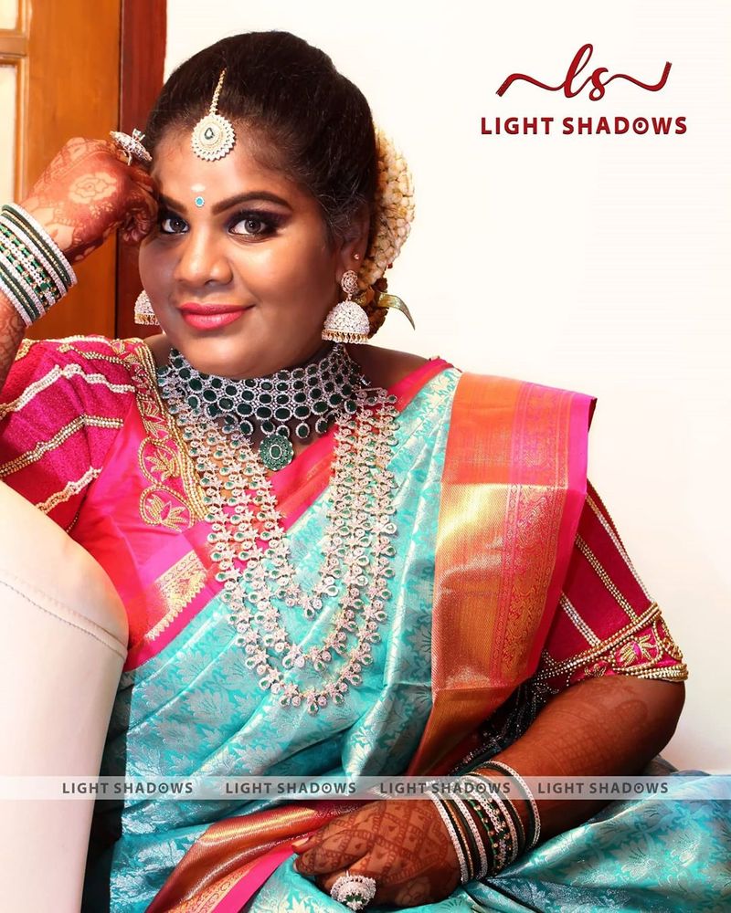 மணப்பெண் கெட்டப்பில் இருக்கும் இந்திரஜா எப்படி இருக்கிறார் என்பதை நீங்களே பார்த்து சொல்லுங்கள்.