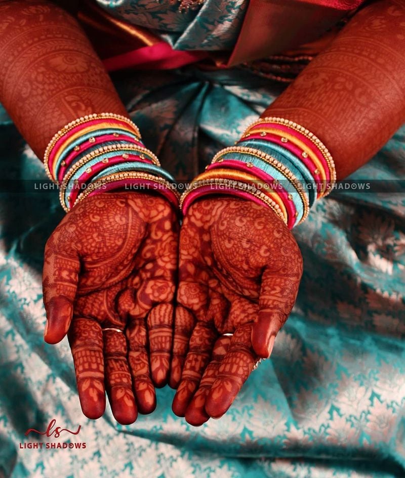 மெஹந்தி போட்ட கைகளை ரசிகர்களுக்காக காட்டும் இந்திரஜா