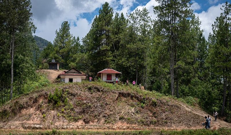 Indonesia Toraja Death Ritual where families dig dead relatives every year in august kph