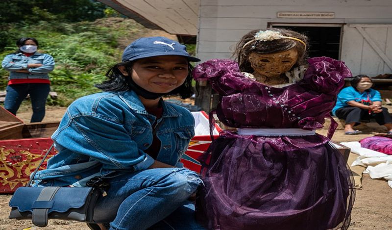 Indonesia Toraja Death Ritual where families dig dead relatives every year in august kph