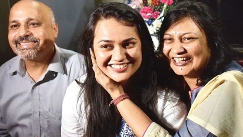 युवा IAS टीना डाबी (IAS tina Dabi)
महज 22 साल की उम्र में यूपीएससी सिविल सर्विस एग्जाम (UPSC Exam) में टॉप करने वाली अफसर टीना डाबी पूरे देश में युवाओं की रोल मॉडल हैं। उन्होंने पहली बार में आईएएस एग्जाम पास किया और इसमें टॉप भी किया। 2016 में सिविल सेवा रिजल्ट में टॉप कर टीना देशभर की लड़कियों के लिए रोल मॉडल बन गईं। वह बचपन से ही एक मेधावी छात्रा रही हैं।
टीना ने 12वीं क्लास में भी पॉलिटिकल साइंस में 100 में से 100 नंबर हासिल किये थे। कॉलेज में टीना विभिन्न कार्यक्रमों में स्पीकर के तौर पर राजनीति से जुड़े अपने विचार रखती थीं। टीना ने दिल्ली के श्रीराम कॉलेज से इकोनॉमिक्स ऑनर्स में पढ़ाई पूरी की। टीना ने लॉकडाउन के दौरान राजस्थान में तैनात रहते हुए लोगों को घर-घर राशन पहुंचाकर भी लोगों का दिल जीत लिया। IAS टीना की सोशल मीडिया पर काफी ज्यादा फैन फॉलोइंग हैं। वो सिविल सेवा परीक्षा के लिए भी युवाओं को प्रोत्साहित करती रहती हैं। 