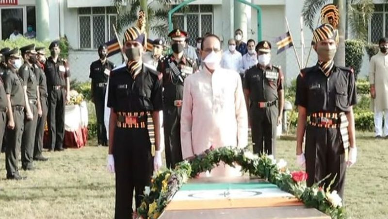 story last farewell to martyr manish carpenter cm shivraj singh chauhan paid tribute rs 1 crore for family govt job kpr
