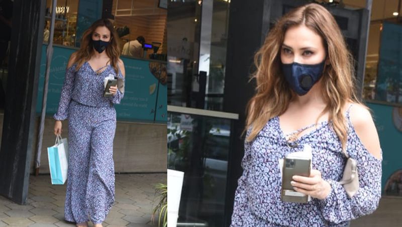 malaika arora late night walk with her pet dog other bollywood celebs also spotted at different places in mumbai KPJ