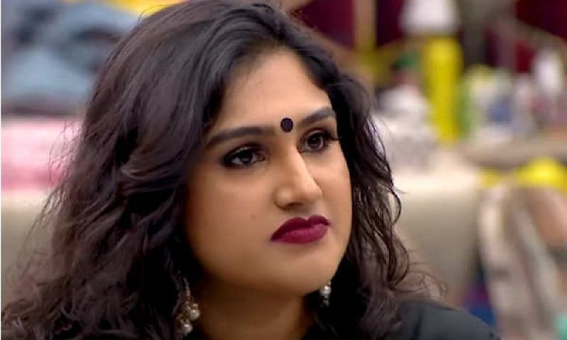 பிக்பாஸ் நிகழ்ச்சி மூலம் பட்டி, தொட்டி எல்லாம் பிரபலமான வனிதா, அதன் பின்னர் குக்வித் கோமாளி நிகழ்ச்சியிலும் பங்கேற்று வெற்றி வாகை சூடினார்.
