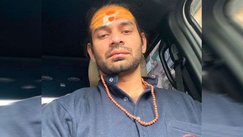ये निकला नतीजा
हमारी पड़ताल में साबित होता है कि वायरल तस्वीर फर्जी है। फोटोशॉप के मदद से इसमें बहुरूपिया शब्द जोड़ दिया गया है।

