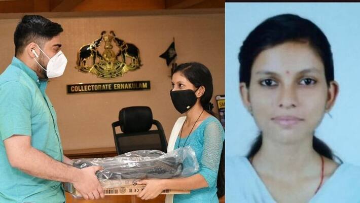 collector s suhas give laptop to payal kumari collector s suhas give laptop to payal kumari