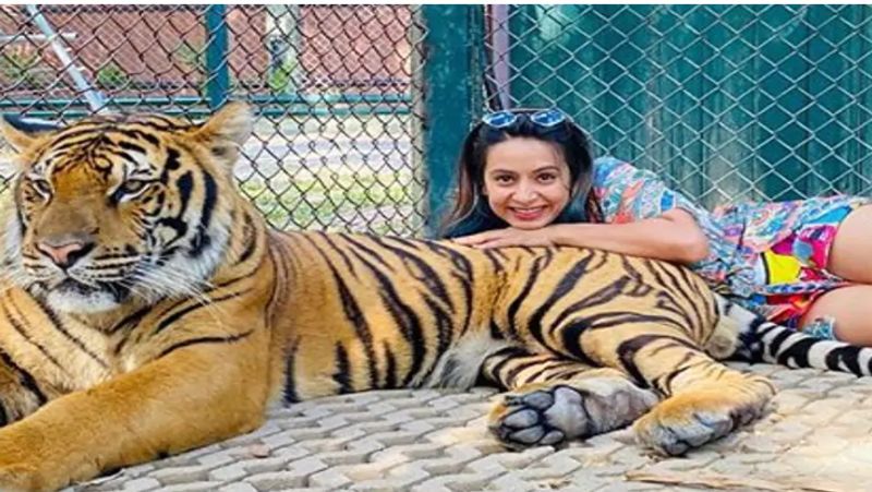 Before start IPL 2020 let's know about Rishabh pant's most beautiful sister Sakshi spb