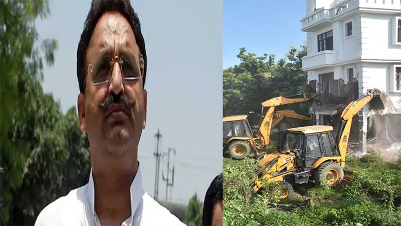 1995 में राजनीति में रखा था कदम
साल 1995 में मुख्तार अंसारी ने राजनीति की मुख्यधारा में कदम रखा। 1996 में पहली बार विधान सभा के लिए चुने गए। 2002 बृजेश सिंह से गैंगवार हुआ। फिर से दोनों के बीच संघर्ष शुरू हो गया। 2005 में मुख्तार अंसारी पर मऊ में हिंसा भड़काने के आरोप लगे। इतना ही नहीं, जेल में रहते हुए बीजेपी नेता कृष्णानंद राय की 7 साथियों समेत हत्या का आरोप भी मुख्तार अंसारी के माथे पर लगा।