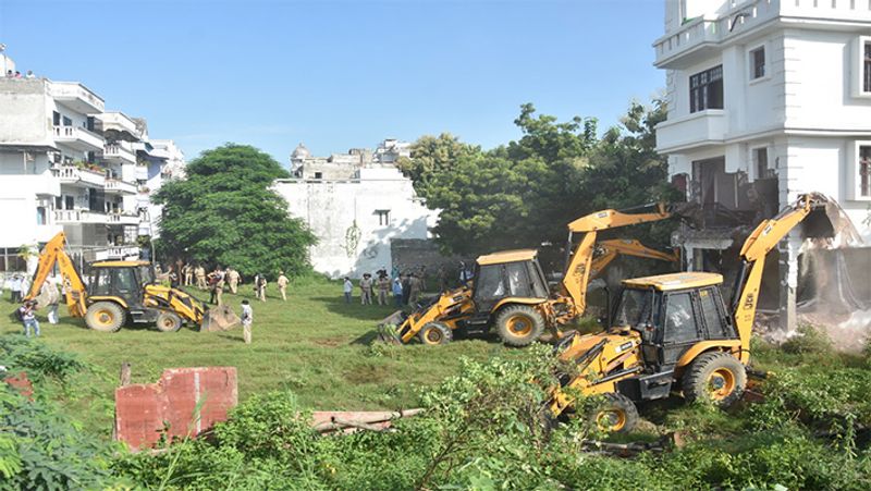 Bulldozers thundering illegal buildings of Bahubali MLA Mukhtar Ansari illegal building collapsed in Lucknow kpl