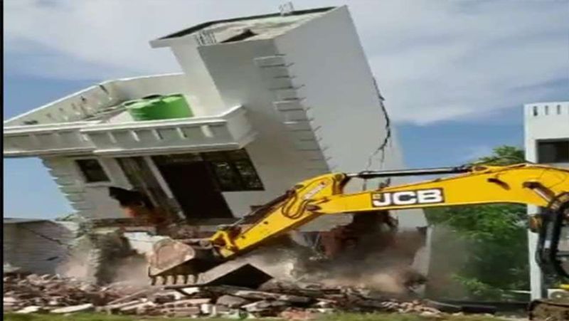 Bulldozers thundering illegal buildings of Bahubali MLA Mukhtar Ansari illegal building collapsed in Lucknow kpl