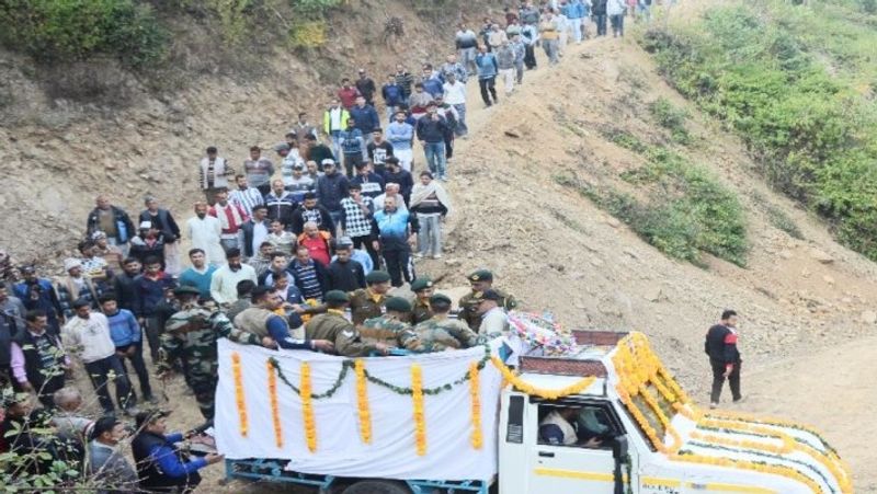 last farewell to madhya pradesh martyr manish carpenter More than one lakh people saluted to kpr