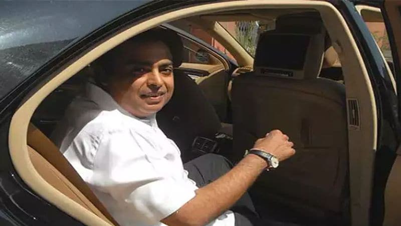 Mukhesh Ambani most expensive bulletproof Mercedes benz s600 car specification