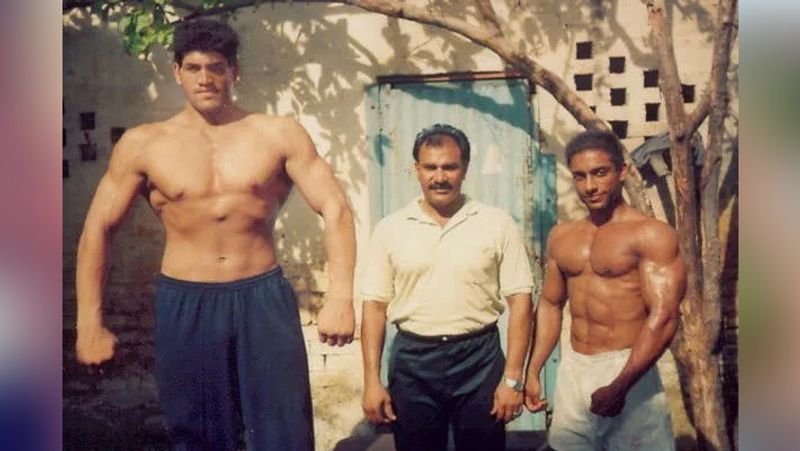 खली ने ऐसा भी दौर देखा है जब उनके गरीब माता पिता ढाई रुपए फीस नहीं भर सके थे, जिसकी वजह से उन्हें स्कूल से बाहर कर दिया गया। उन्हें 8 साल की उम्र में पांच रुपए रोजाना कमाने के लिए गांव में माली की नौकरी करनी पड़ी थी। अपने कद के कारण वह लोगों के मजाक का पात्र भी बने।