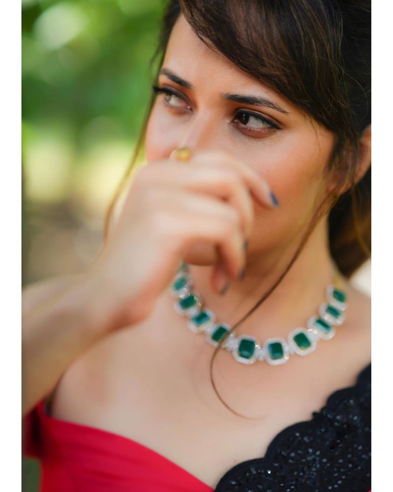 Anasuya Bharadwaj in Red Saree, Hot Looks For Jabardasth Show