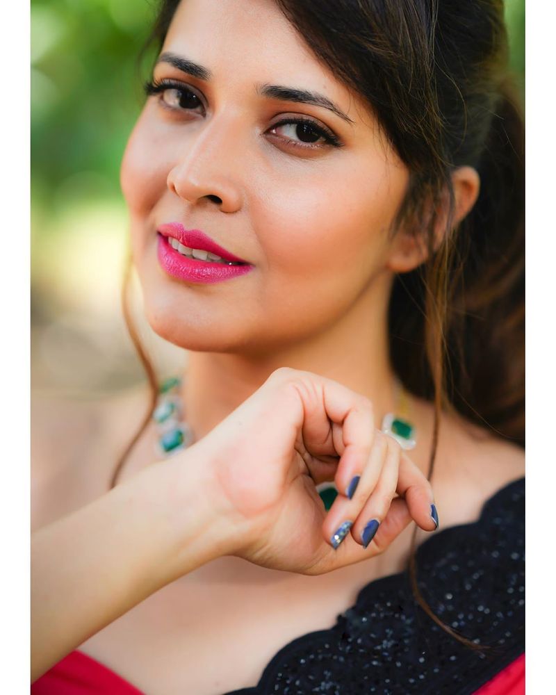 Anasuya Bharadwaj in Red Saree, Hot Looks For Jabardasth Show