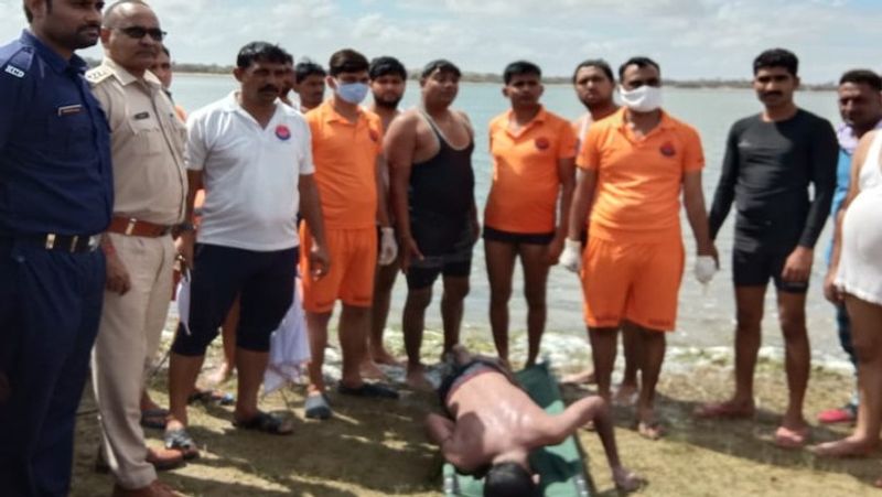 rajasthan news 2 childhood friends died together in drown while bathing in lake in rajasthan bikaner kpr