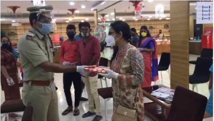 Onakkodi of Thrissur police for those who met the Covid norms Onakkodi of Thrissur police for those who met the Covid norms