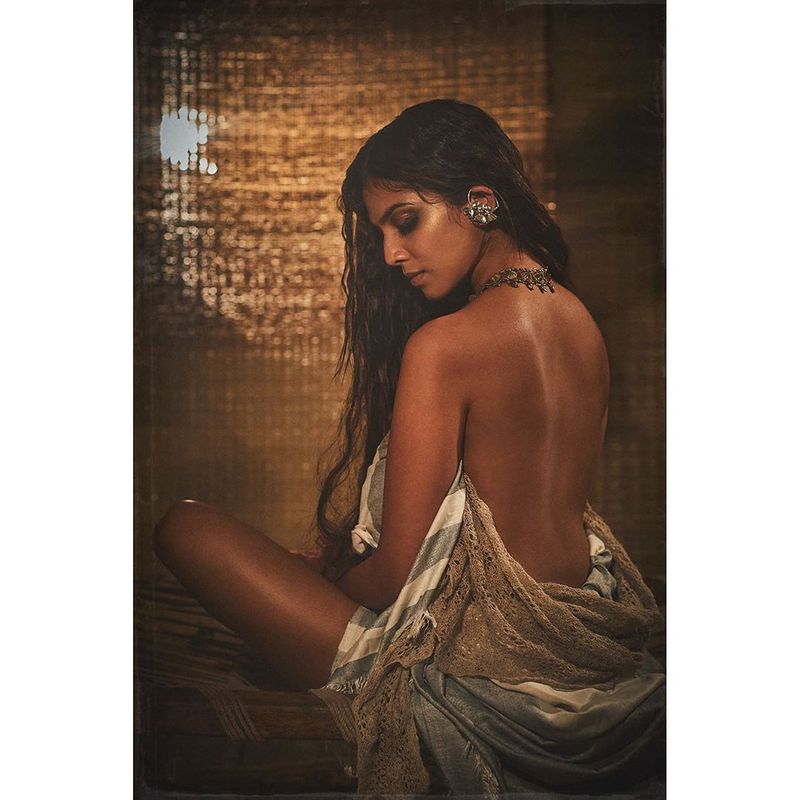 malavika mohan were towel photo goes viral