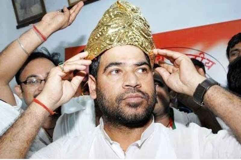 साधु, राबड़ी देवी के भाई हैं। एक जमाने में लालू के नाम पर उनकी न सिर्फ पार्टी बल्कि पूरे बिहार में धाक थी। उन्हें दबंग भी माना जाता था। साधु कि गणना बाहुबली के रूप में ही होने लगी थी। लालू की वजह से ही साधु विधानपरिषद और विधानसभा में आरजेडी विधायक के रूप में पहुंचे। 2004 के लोकसभा चुनाव में भी उन्होंने पार्टी उम्मीदवार के रूप में गोपालगंज से लोकसभा (Gopalganj constituency) का चुनाव जीता था।
