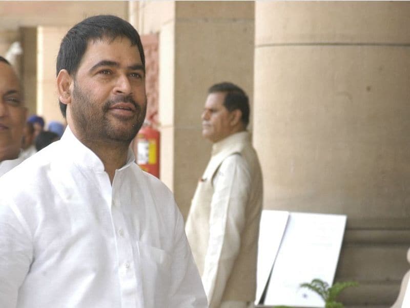 2019 के लोकसभा चुनाव में फिर साधु यादव ने बीएसपी (BSP) उम्मीदवार के रूप में संसद जाने की कोशिश की, मगर इस बार भी बुरी तरह से हार गए। लालू परिवार का दामन छूटने के बाद साधु के राजनीतिक सितारे गर्दिश में हैं। ये वही साधु यादव हैं जो कभी बिहार में लालू के बाद सबसे ताकतवर थे। 