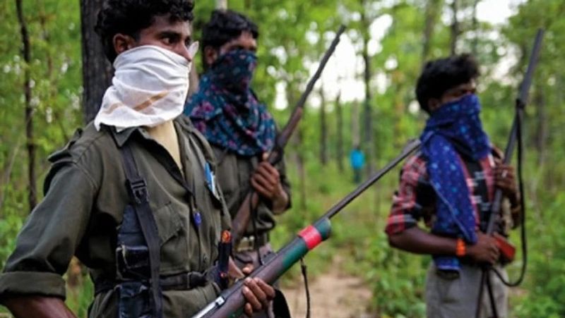 chhattisgarh naxalite school teacher surrenders to pregnant wife officers greeted with clap in dantewada