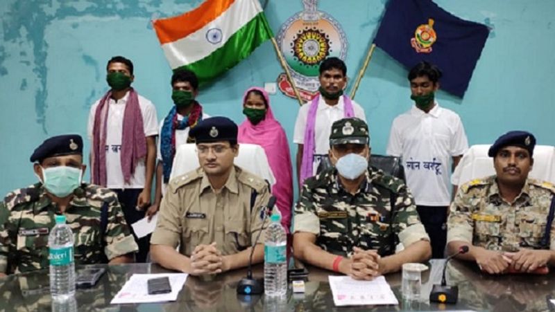 chhattisgarh naxalite school teacher surrenders to pregnant wife officers greeted with clap in dantewada