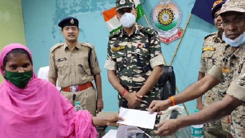 chhattisgarh naxalite school teacher surrenders to pregnant wife officers greeted with clap in dantewada