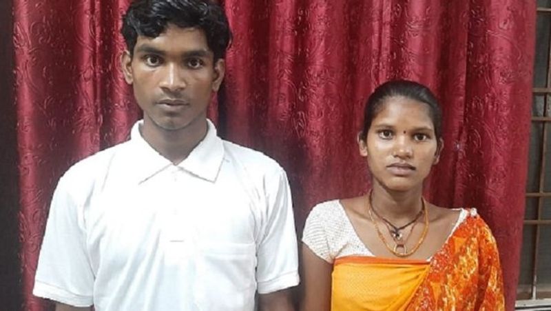 chhattisgarh naxalite school teacher surrenders to pregnant wife officers greeted with clap in dantewada