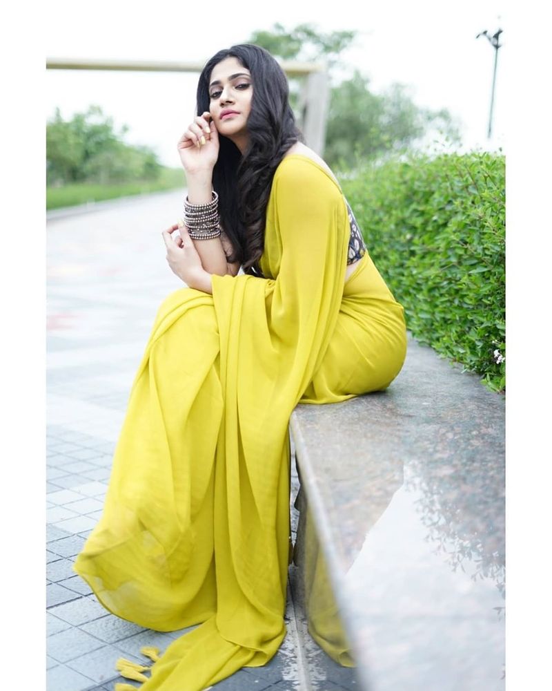 Big boss Fame Losliya Cute Saree Photo Shoot Going Viral In Social media