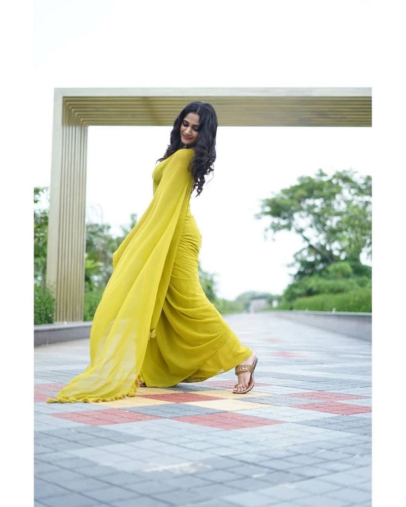 Bigg boss Losliya Committed to 3rd tamil movie for new hero