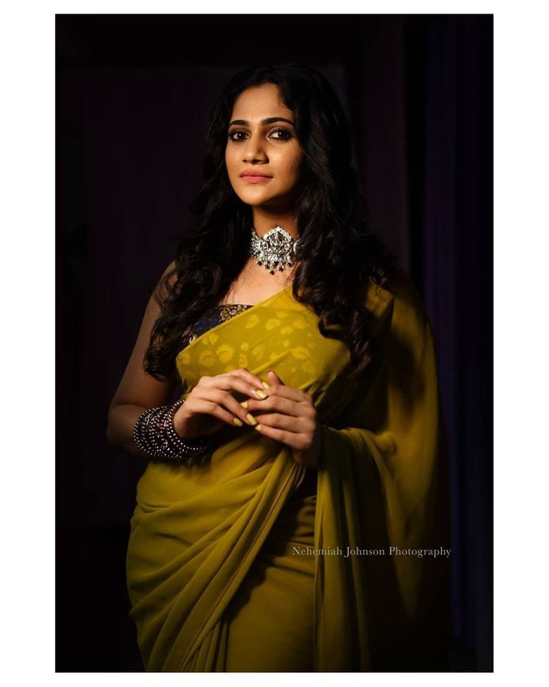 Big boss Fame Losliya Cute Saree Photo Shoot Going Viral In Social media