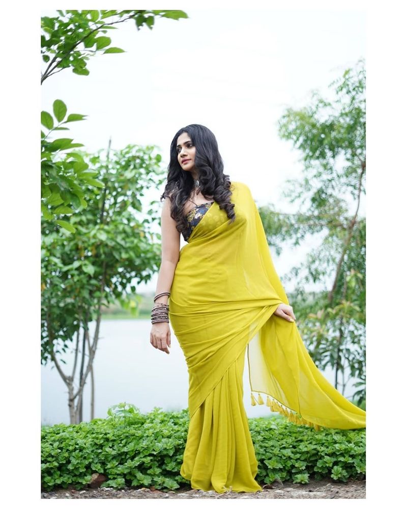 Bigg boss Losliya Latest Short dress Photo shoot going viral