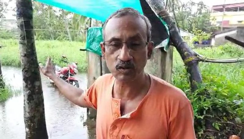 ১৪৩ নম্বর ওয়ার্ডের একটা রাস্তার হাল ঘূর্ণীঝড় আম্ফান হওয়ার পর আর ফেরেনি। উল্টে এখন সেই রাস্তা জলের তলায়। কলকাতা পুরসভা থেকে কোনও পদক্ষেপ নেওয়া হয়নি। অভিযোগ জানালেন মৃণাল কান্তি কর্মকার। এদিকে হাটু জল পেরিয়ে যাতায়ত করতে গিয়ে করোনা আবহে জ্বর আসার আশঙ্কার কথাও জানালেন তিনি। 