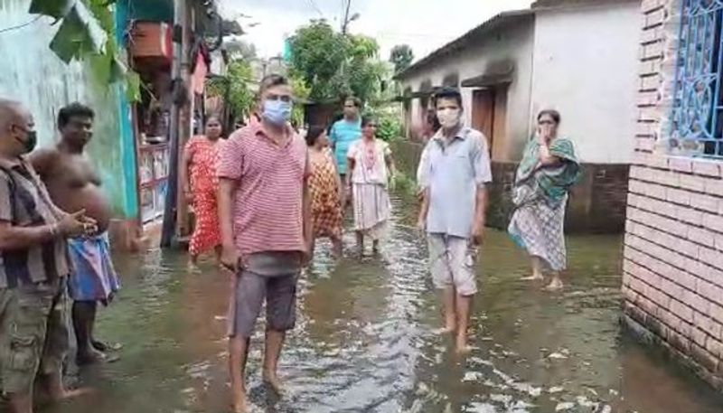 নিম্নচাপের জেরে অবিরাম বৃষ্টিতে বেহাল অবস্থা বেহালায়। জলের তলায় ঠাকুরপুকুর-সহ বিস্তীর্ণ এলাকা। এদিকে কার্যত জল নিকাশি ব্য়বস্থারও কোনও পদক্ষেপ নেওয়া হয়নি প্রশাসনের তরফে, অভিযোগ এলাকাবাসীর।