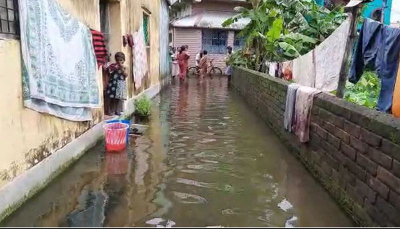 টানা বৃষ্টিতে জলমগ্ন ঠাকুরপুকুর কালিতলা ১৪৩ নম্বর ওয়ার্ড। এলাকায় বহু বাড়িতে জল ঢুকে গেছে। জলের মধ্যেই চলছে বিছানার উপর রান্নাবান্না খাওয়া-দাওয়া। স্থানীয় লোকজনের অভিযোগ স্থানীয় কাউন্সিলর কোনদিনও তাঁদের দিকে ফিরেও তাকায়নি বলে অভিযোগ।