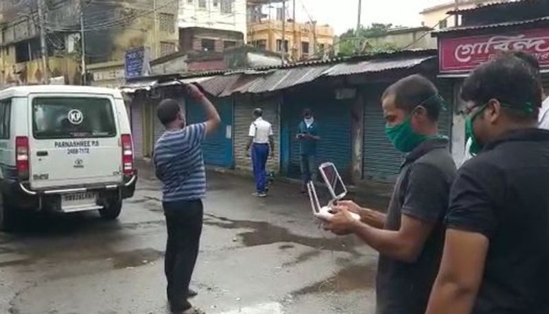 এদিকে পর্ণশ্রী থানা এলাকায় ড্রোন উড়িয়ে ক্য়ামেরার ডিসপ্লে বোর্ডে চোখ রেখে এলাকা পরিস্থিতির দিকে নজরদারি চালানো হচ্ছে।