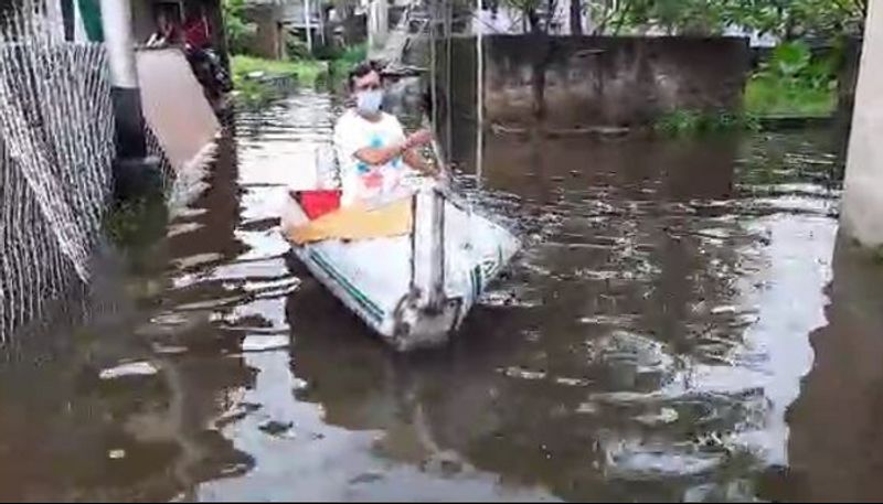 গত সপ্তাহে ঠাকুরপুকুর ১২৪ নারকেল বাগান, বিদ্যাসাগর পল্লী, নেতাজি পল্লী, বকুল বীথি, পূর্বাচলের পুরো এলাকাও জলের তলায় চলে যায়। বাধ্য হয়ে ২১ অগাস্ট শুক্রবার যাতায়াতের জন্য এলাকায় নামাতে হয়েছিল নৌকা।
