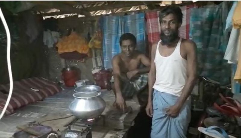  এদেরও খাটের নীচে জল। বাধ্য হয়ে রান্না করছেন তাই খাটের উপরেই। এই এলাকাও ঠাকুরপুকুরেই অবস্থিত। কবে এই জল নাববে সেটাও তারা জানেনা। তাদের আশঙ্কা এরপর যদি বৃষ্টি বাড়ে এলাকা পুরো ভেসে যাবে। যদিও হাওয়া অফিস জানিয়েছে নিম্নচাপের জেরে বৃষ্টি এখনও জারি থাকবে।