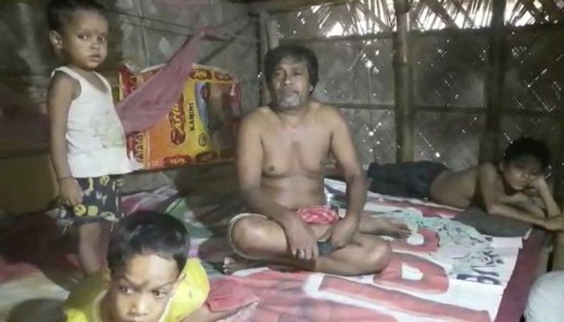 ঠাকুরপুকুরের এই পরিবারও বড় অসহায়। ঘরে ছোট ছোট বাচ্চা। এদিকে মেঝেতে জল। করোনা আবহে এদিকে জলে ভিজে যদি ঠান্ডা লেগে যায় সেই চিন্তাও মাথায় ঘুরপাক খাচ্ছে। 