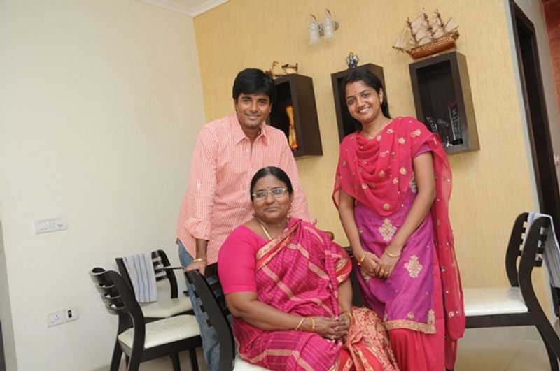 ஆர்த்தி சிவகார்த்திகேயனுடன் நடந்து வரும் போது, அவர் கர்ப்பமாக இருப்பது போன்று உள்ளது. ஆர்த்தியும் ஷாலை வைத்து, வயிறை மறைத்தது போல் உள்ளது. 