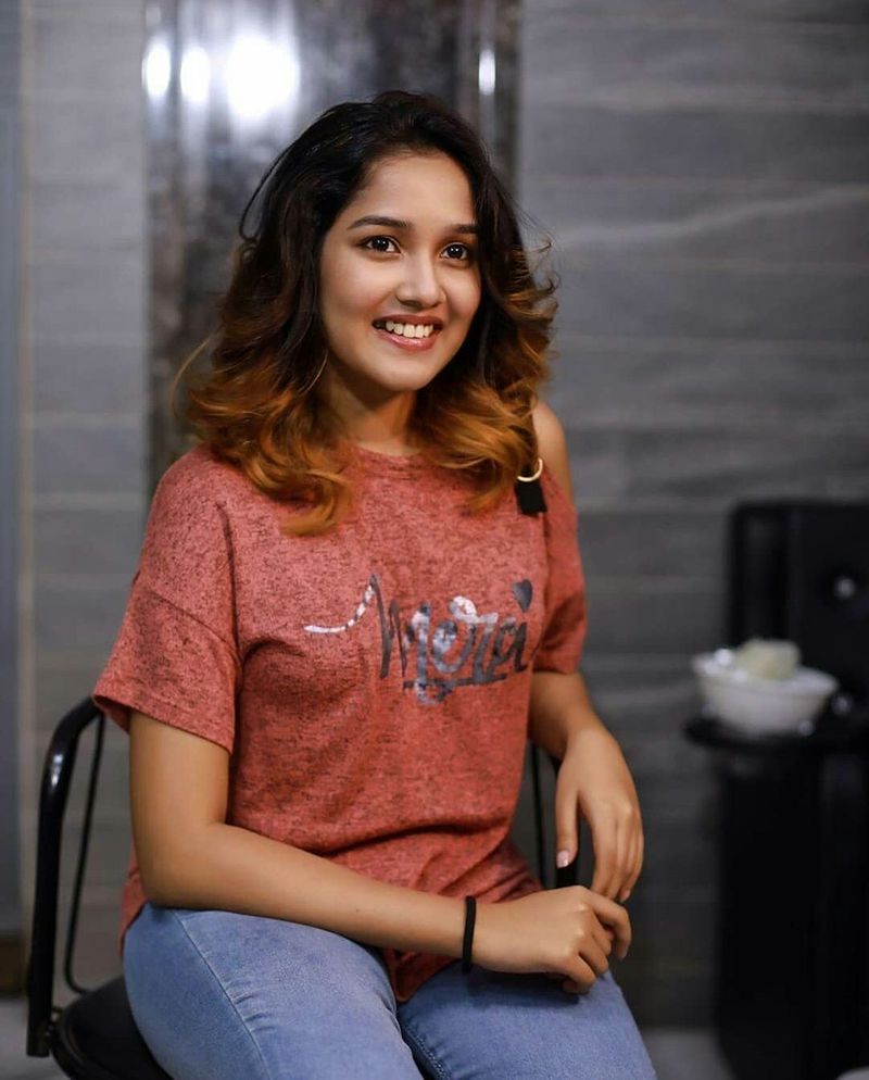 Anikha surendran Latest Onam Special Saree Photos going viral