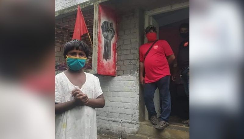 Jadavpur Sramajibi Canteen has arranged for Tuli to feed the little girl in Corona situation RTB