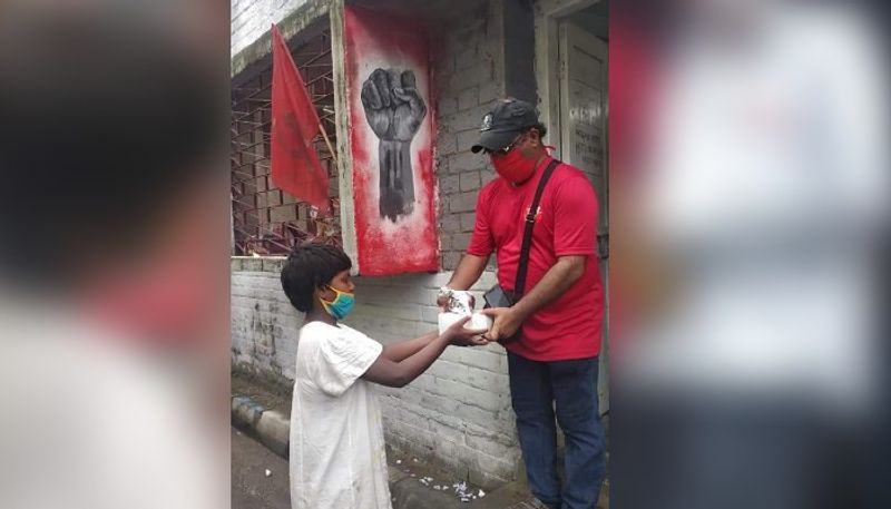 Jadavpur Sramajibi Canteen has arranged for Tuli to feed the little girl in Corona situation RTB