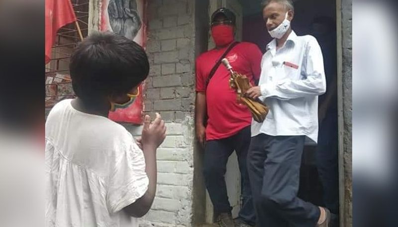 Jadavpur Sramajibi Canteen has arranged for Tuli to feed the little girl in Corona situation RTB