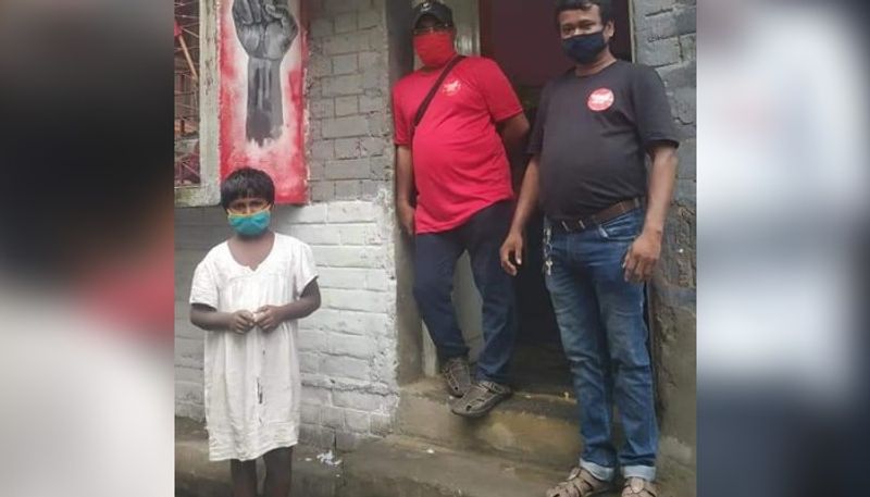 Jadavpur Sramajibi Canteen has arranged for Tuli to feed the little girl in Corona situation RTB