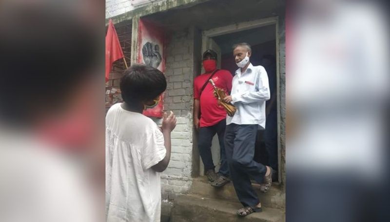 Jadavpur Sramajibi Canteen has arranged for Tuli to feed the little girl in Corona situation RTB