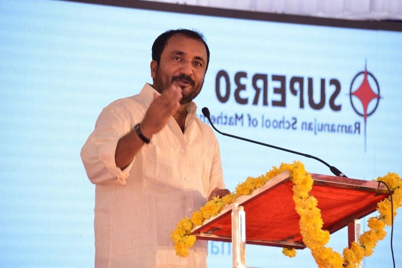 दरअसल, 2002 में पैसे के अभाव में आईआईटी जैसे संस्थान में दाखिले की तैयारी न कर पाने वाले गरीब छात्रों के लिए आनंद ने सुपर 30 प्रोग्राम शुरू किया। इस प्रोग्राम के लिए आनंद सामाजिक आर्थिक रूप से कमजोर 30 बच्चों को आईआईटी की फ्री तैयारी कराते हैं। आनंद की मेहनत रंग लाई। 