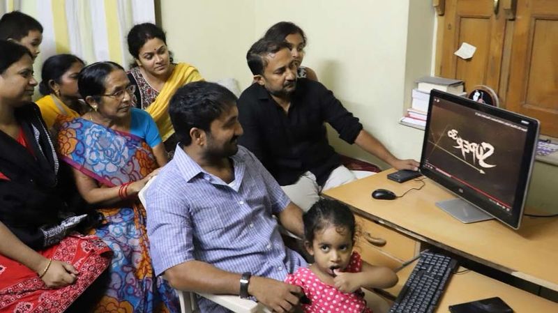 कई मर्तबा लगातार सुपर 30 प्रोग्राम के बच्चों ने आईआईटी जैसी मुश्किल परीक्षा को क्रैक किया। जाहिर सी बात है आईआईटी जैसे संस्थानों में संसाधनहीन बच्चों की इस उपलब्धि की वजह से सुपर 30 और आनंद ने सबका ध्यान अपनी ओर खींचा। दुनियाभर की मीडिया ने आनंद के करिश्मे को प्रमुखता से प्रसारित किया। उनके ऊपर शॉर्ट फिल्में बनी। तमाम संस्थाओं ने सुपर 30 को दुनिया का सर्वश्रेष्ठ संस्थान बताया। 