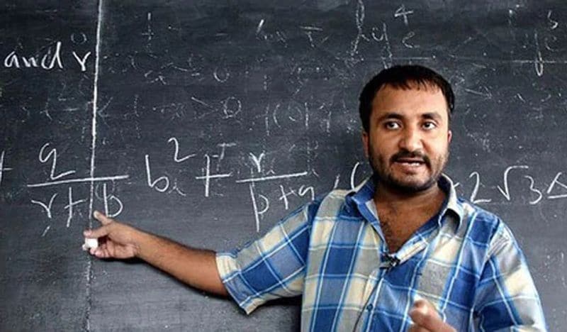 पिता के निधन के बाद आनंद को काफी संघर्ष करने पड़े। दिनभर पढ़ाई और शाम को मां के बनाए पापड़ बेचते थे। आनंद ने पैसे कमाने के लिए 1992 में गणित पढ़ाना शुरू किया। 5000 रुपए किराए पर उन्होंने अपने संस्थान रामानुजन स्कूल ऑफ मैथमैटिक्स की स्थापना की। कुछ ही दिनों में आनंद की ख्याति बढ़ने लगी। कई छात्र उनसे पढ़ने के लिए आने लगे। लेकिन 2002 में आनंद ने वो काम शुरू किया जिसकी वजह से आज दुनिया उन्हें सम्मान देती है।